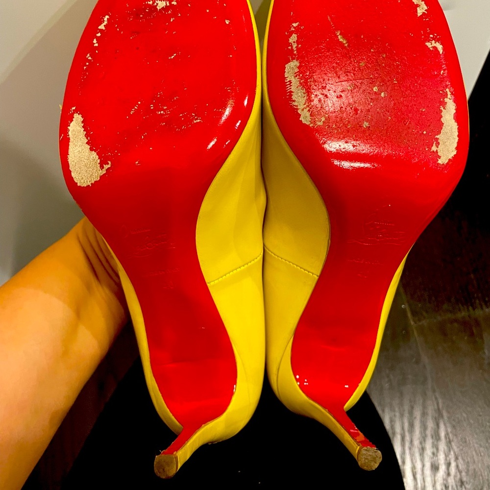 Christian Louboutin authentic pumps in yellow size 40 EU